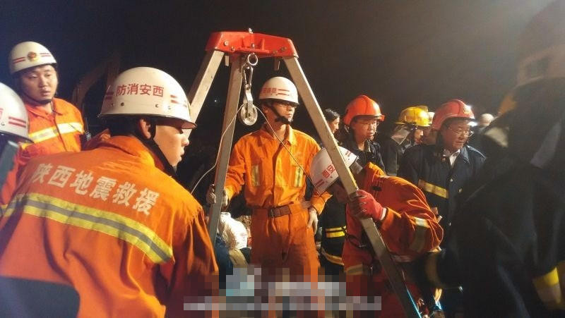 Trung Quốc: Hiện trường vụ giải cứu bé trai rơi xuống giếng sâu 30m ảnh 13 Trung Quốc: Hiện trường vụ giải cứu bé trai rơi xuống giếng sâu 30m ảnh 13