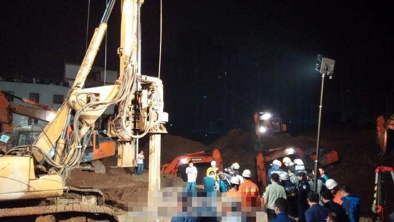 Trung Quốc: Hiện trường vụ giải cứu bé trai rơi xuống giếng sâu 30m ảnh 11 Trung Quốc: Hiện trường vụ giải cứu bé trai rơi xuống giếng sâu 30m ảnh 11
