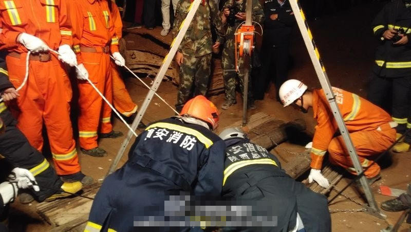 Trung Quốc: Hiện trường vụ giải cứu bé trai rơi xuống giếng sâu 30m ảnh 17 Trung Quốc: Hiện trường vụ giải cứu bé trai rơi xuống giếng sâu 30m ảnh 17