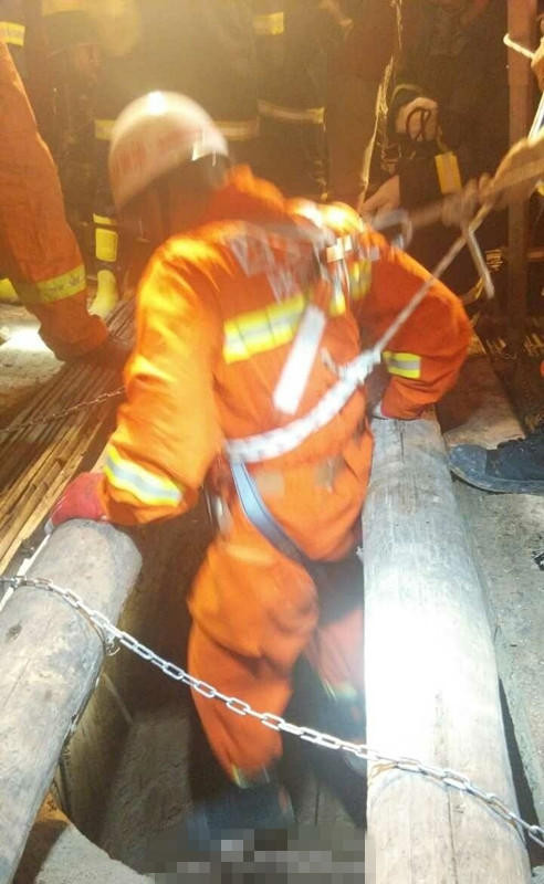 Trung Quốc: Hiện trường vụ giải cứu bé trai rơi xuống giếng sâu 30m ảnh 15 Trung Quốc: Hiện trường vụ giải cứu bé trai rơi xuống giếng sâu 30m ảnh 15