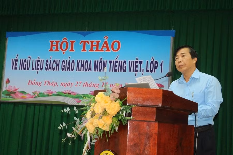 Lãnh đạo Sở GD&amp;ĐT Đồng Tháp trao đổi tại hội thảo về Ngữ liệu SGK môn Tiếng Việt lớp 1.