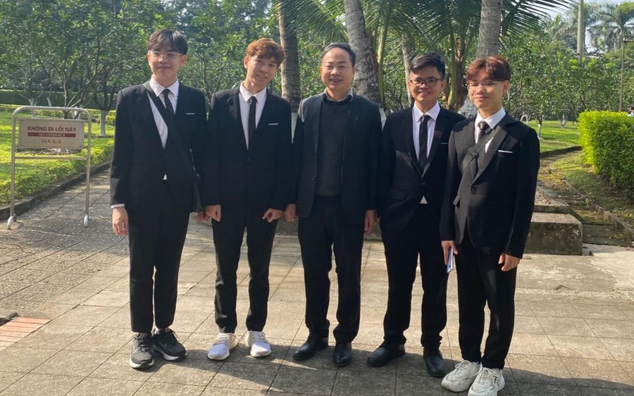Trần Đức Minh (thứ 2, bên trái) sinh viên Nanyang Technological University (ĐH Công nghệ Nanyang) cùng đội tuyển Olympic Hoá học năm 2022. Ảnh: Ngô Chuyên Trần Đức Minh (thứ 2, bên trái) sinh viên Nanyang Technological University (ĐH Công nghệ Nanyang) cùng đội tuyển Olympic Hoá học năm 2022. Ảnh: Ngô Chuyên