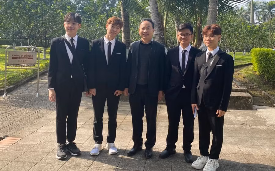 Trần Đức Minh (thứ 2, bên trái) sinh viên Nanyang Technological University (ĐH Công nghệ Nanyang) cùng đội tuyển Olympic Hoá học năm 2022. Ảnh: Ngô Chuyên