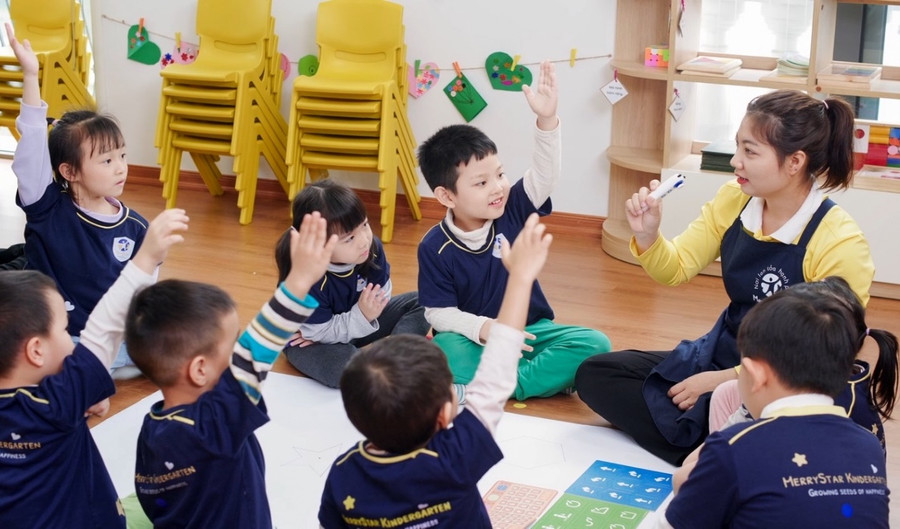 Cô và trò cùng vui với trò chơi công nghệ tại Hệ thống Giáo dục mầm non song ngữ MerryStar, Hà Nội. Ảnh: TG