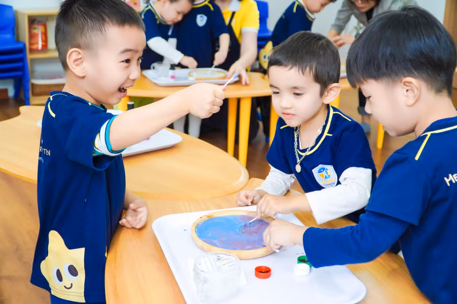 Trẻ hứng thú với việc phát triển tư duy khoa học máy tính qua Robotics tại Hệ thống Giáo dục mầm non song ngữ MerryStar. Ảnh: TG