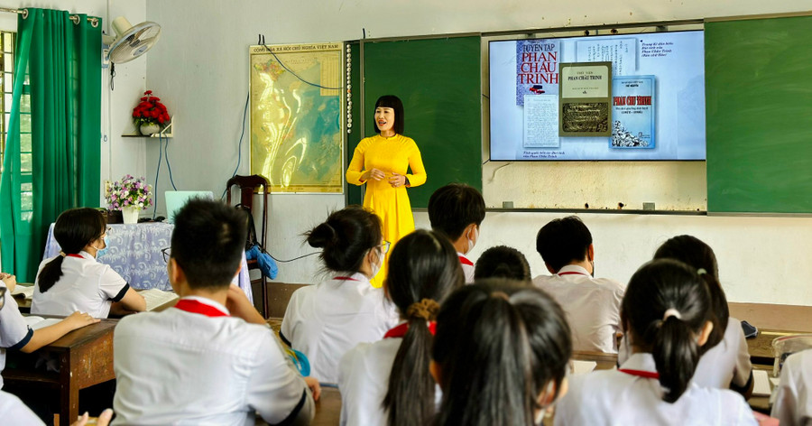 Cô Nguyễn Ngọc Thúy, Tổ trưởng Tổ Ngữ văn Trường THCS Phan Chu Trinh (TP Buôn Ma Thuột, Đắk Lắk) và học trò trong giờ học. Ảnh: NTCC