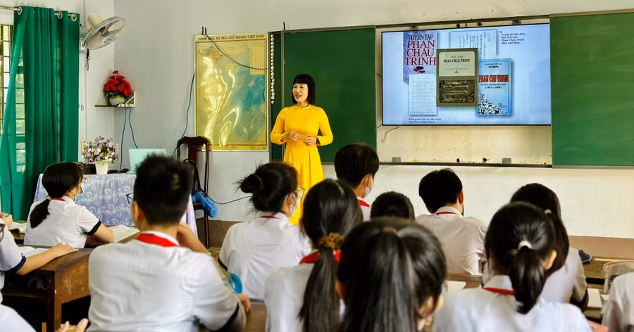 Cô Nguyễn Ngọc Thúy, Tổ trưởng Tổ Ngữ văn Trường THCS Phan Chu Trinh (TP Buôn Ma Thuột, Đắk Lắk) và học trò trong giờ học. Ảnh: NTCC