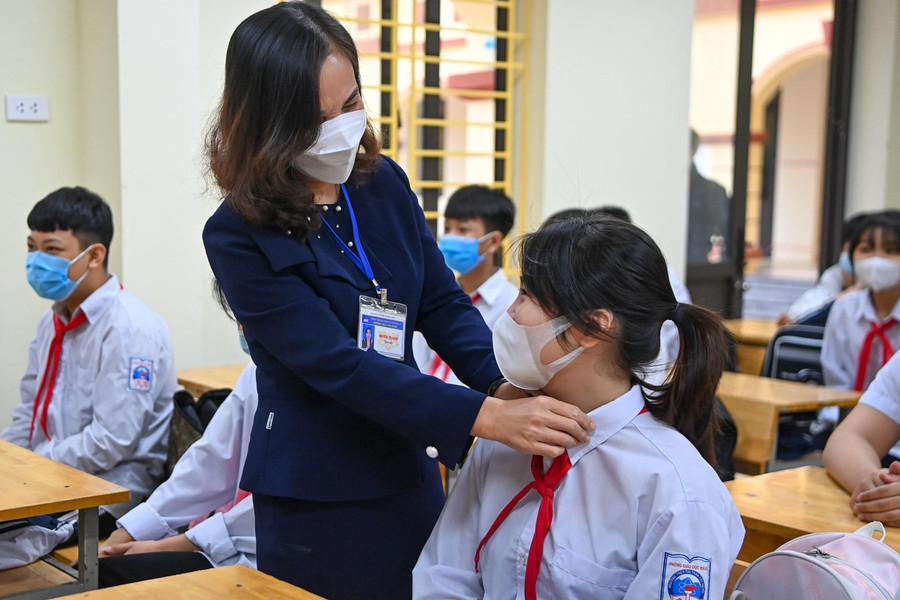 Cô trò Trường THCS Đoàn Thị Điểm gặp mặt đầu năm học. Ảnh: thanhniên.vn