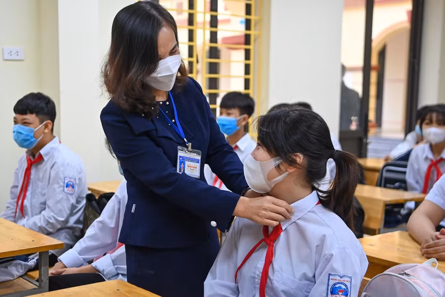 Cô trò Trường THCS Đoàn Thị Điểm gặp mặt đầu năm học. Ảnh: thanhniên.vn