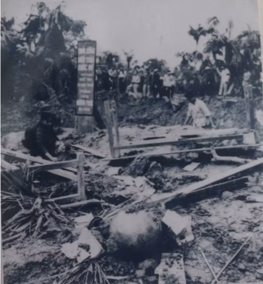 Ngôi trường bị phá nát do bom Mỹ. Ảnh tư liệu