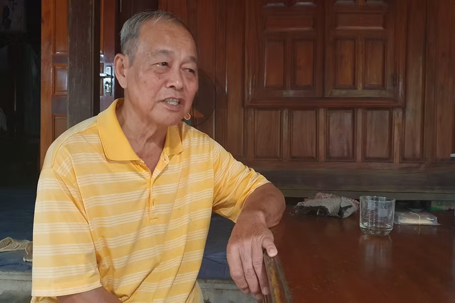 Ông Võ Huy Thìn kể lại ký ức đau thương. Ảnh: Tiến Hiệp