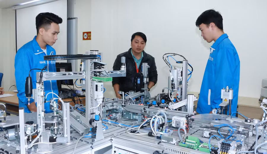 Sinh viên Khoa Điện - Trường Cao đẳng Cơ điện Hà Nội trong giờ thực hành tại trường.