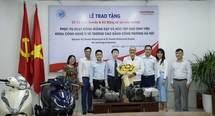 Công ty Honda Việt Nam trao tặng xe máy và động cơ ô tô cho Trường Cao đẳng Công thương Hà Nội. Công ty Honda Việt Nam trao tặng xe máy và động cơ ô tô cho Trường Cao đẳng Công thương Hà Nội.