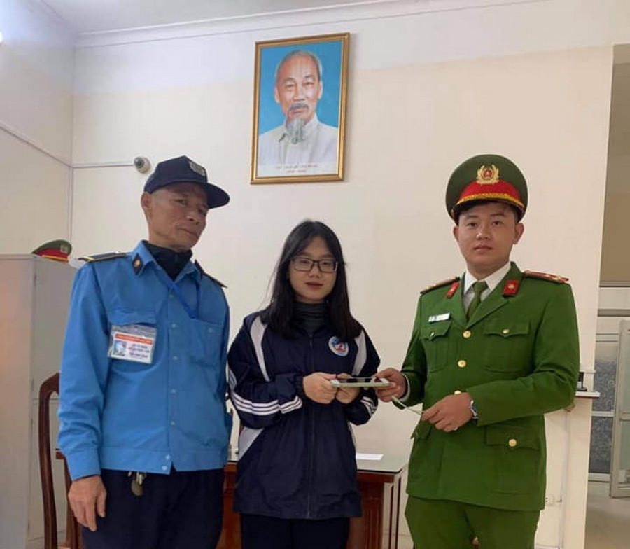 Công an phường Đồng Tâm trả lại đồ đánh mất cho sinh viên. Ảnh: ITN