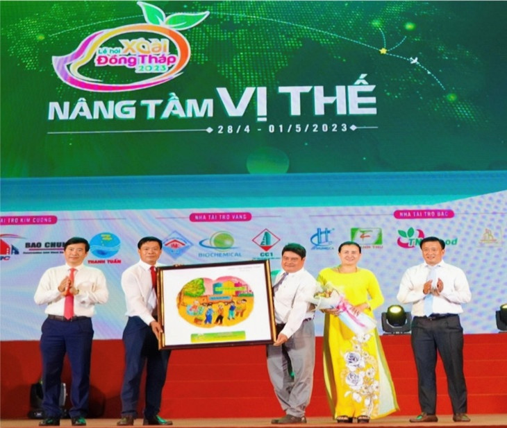 Ban tổ chức Hội thi trao tặng bức tranh đạt giải Nhất cho Hội Ngành hàng Xoài Đồng Tháp làm lưu niệm. Ban tổ chức Hội thi trao tặng bức tranh đạt giải Nhất cho Hội Ngành hàng Xoài Đồng Tháp làm lưu niệm.