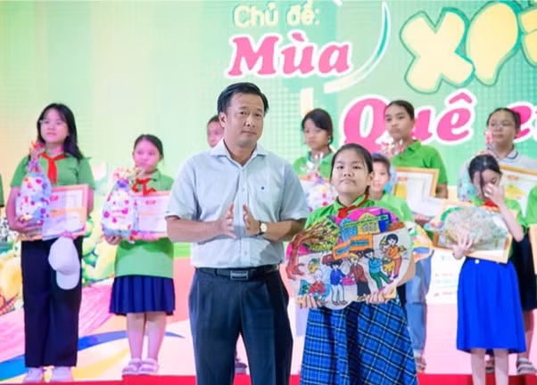 Ông Nguyễn Phước Thiện - Phó Chủ tịch Uỷ ban nhân dân tỉnh Đồng Tháp, Trưởng Ban Tổ chức Lễ hội Xoài Đồng Tháp năm 2023 trao thưởng cho HS xuất sắc đạt giải Nhất của Hội thi thiếu nhi vẽ tranh trên lá sen.