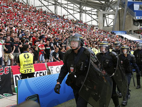 Hooligan Hungary gây hỗn loạn với tư thế chào của phát xít Đức - Ảnh 3 Hooligan Hungary gay hon loan voi tu the chao cua phat xit Duc - Anh 3