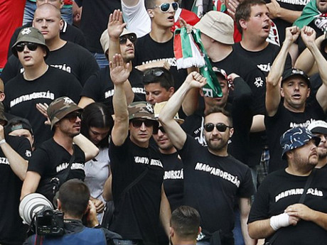 Hooligan Hungary gây hỗn loạn với tư thế chào của phát xít Đức - Ảnh 2 Hooligan Hungary gay hon loan voi tu the chao cua phat xit Duc - Anh 2