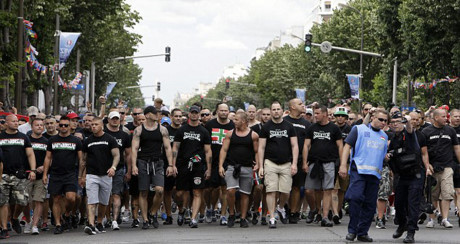 Hooligan Hungary gây hỗn loạn với tư thế chào của phát xít Đức - Ảnh 1 Hooligan Hungary gay hon loan voi tu the chao cua phat xit Duc - Anh 1