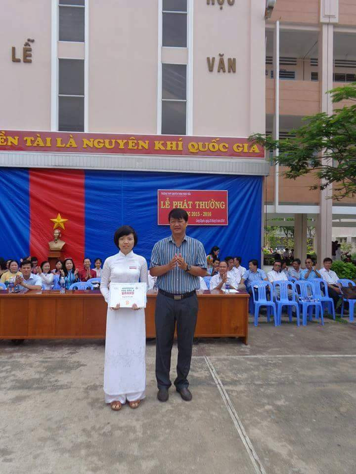 Yến Nhi nhận phần thưởng của nhà trường trong lễ tổng kết năm học