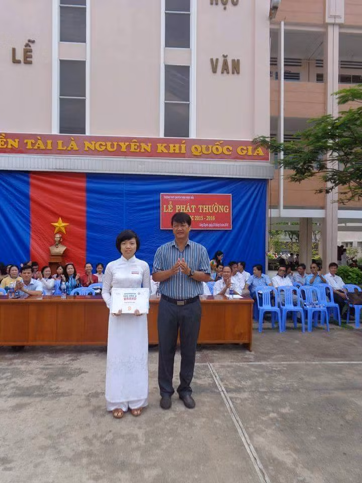 Yến Nhi nhận phần thưởng của nhà trường trong lễ tổng kết năm học