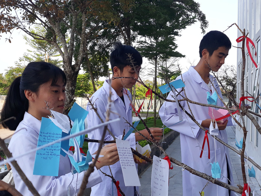 Những dòng chữ tri ân, lời hứa sẽ trở thành một bác sĩ giỏi, hết lòng vì người bệnh của SV Khoa Y Dược - ĐH Đà Nẵng được chia sẻ tại cây ước nguyện trong Lễ tri ân (Macchabée) 2019. Những dòng chữ tri ân, lời hứa sẽ trở thành một bác sĩ giỏi, hết lòng vì người bệnh của SV Khoa Y Dược - ĐH Đà Nẵng được chia sẻ tại cây ước nguyện trong Lễ tri ân (Macchabée) 2019.