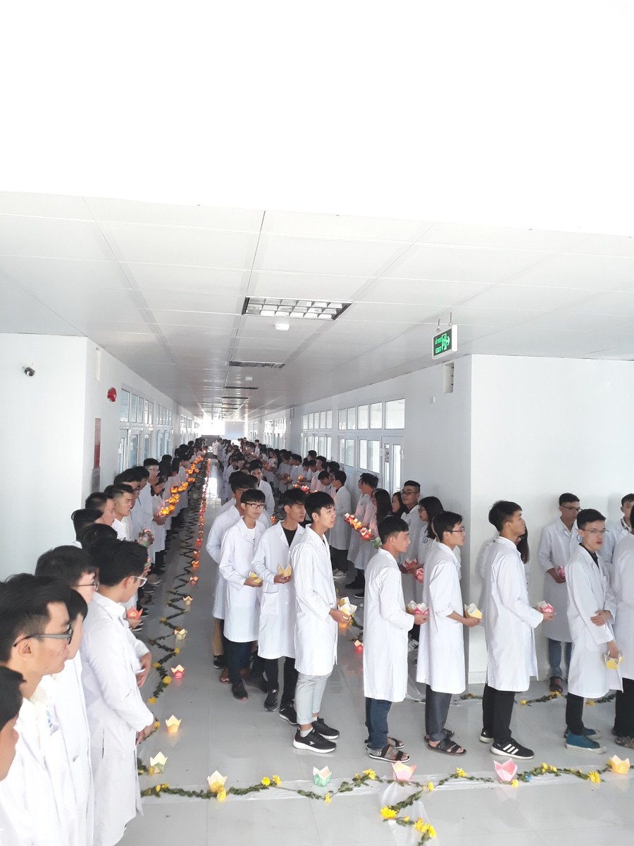 Cán bộ, giảng viên và sinh viên khoa Y Dược – ĐH Đà Nẵng tưởng niệm người hiến thi hài. Cán bộ, giảng viên và sinh viên khoa Y Dược – ĐH Đà Nẵng tưởng niệm người hiến thi hài.