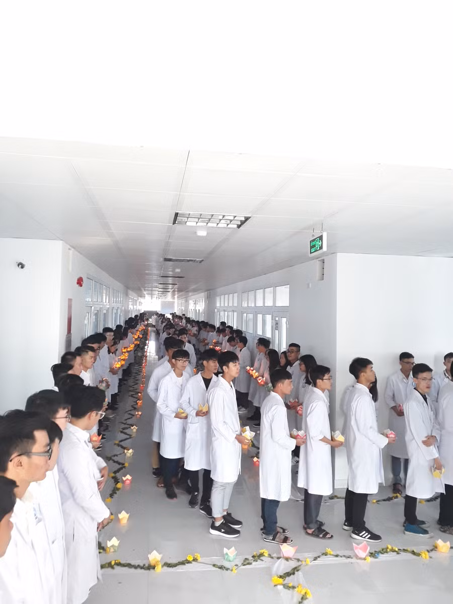 Cán bộ, giảng viên và sinh viên khoa Y Dược – ĐH Đà Nẵng tưởng niệm người hiến thi hài.