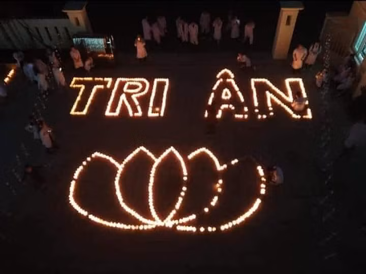 Hoa và nến thắp sáng sân trường của khoa Y Dược – ĐH Đà Nẵng trong buổi tối của Lễ tri ân.