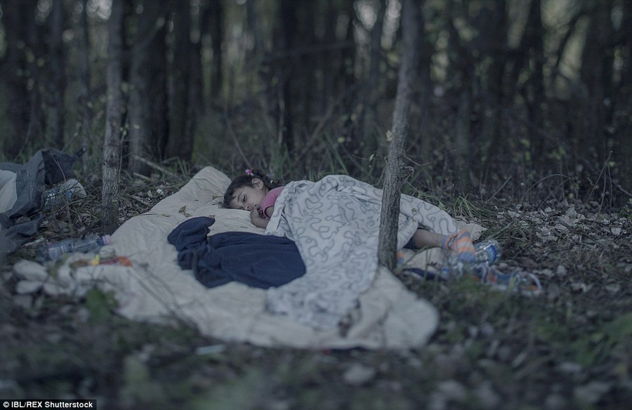 Trẻ em ngủ vạ vật trên hành trình di cư tới châu Âu ảnh 16