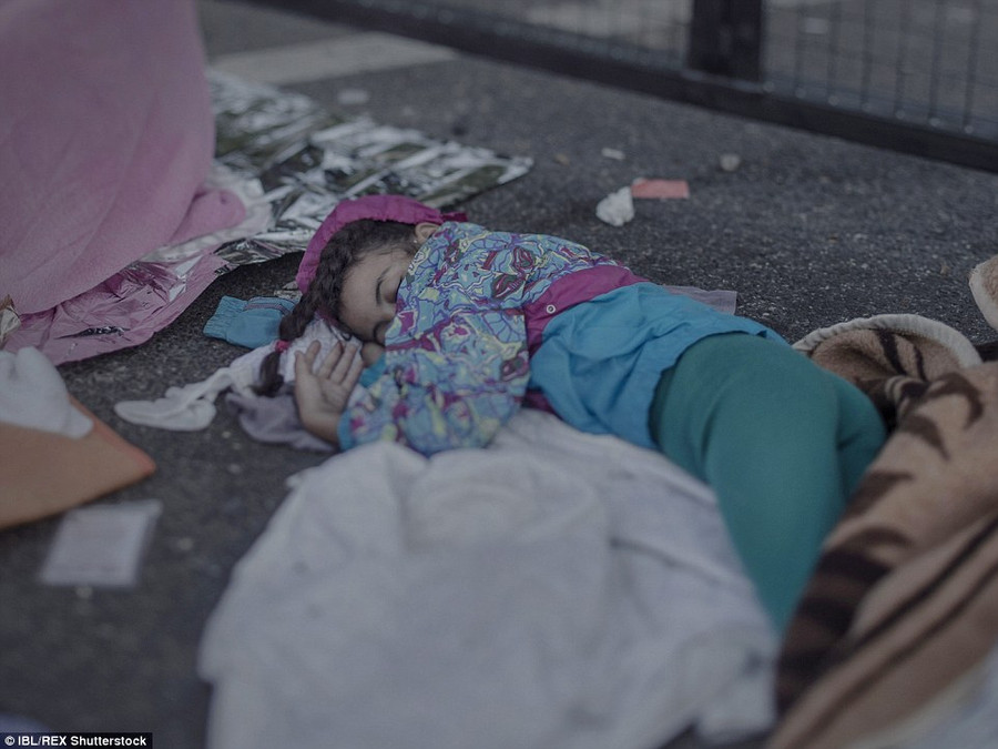 Trẻ em ngủ vạ vật trên hành trình di cư tới châu Âu ảnh 8
