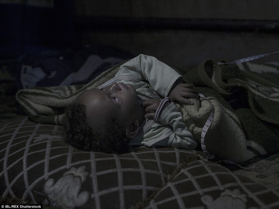 Trẻ em ngủ vạ vật trên hành trình di cư tới châu Âu ảnh 9