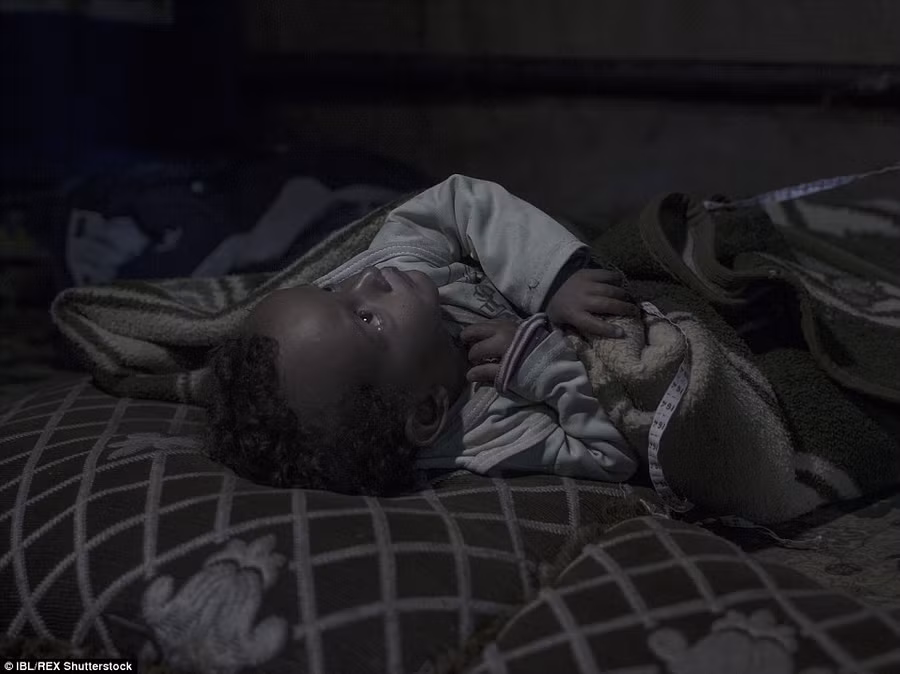 Trẻ em ngủ vạ vật trên hành trình di cư tới châu Âu ảnh 9