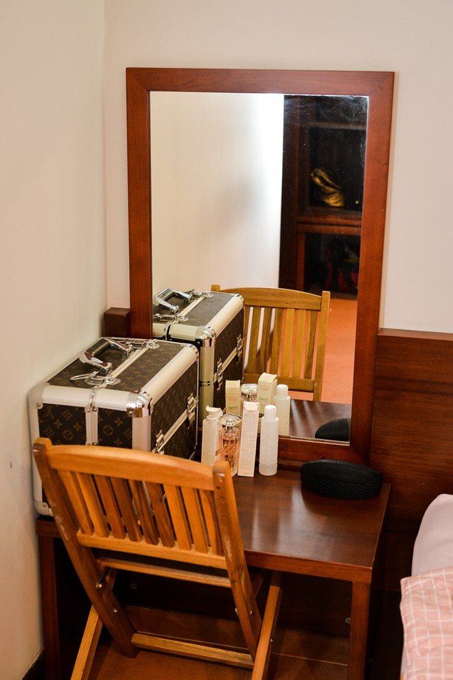 Góc trang điểm đơn giản của danh ca. Họa Mi chia sẻ: "Tôi chỉ trang điểm khi lên sân khấu, ngoài đời ít khi dùng đến phấn son. Tôi may mắn được ông trời ban cho làn da khỏe, khá mịn nên không tốn tiền mỹ phẩm và phẫu thuật thẩm mỹ". Ngôi nhà giản dị của ca sĩ Họa Mi