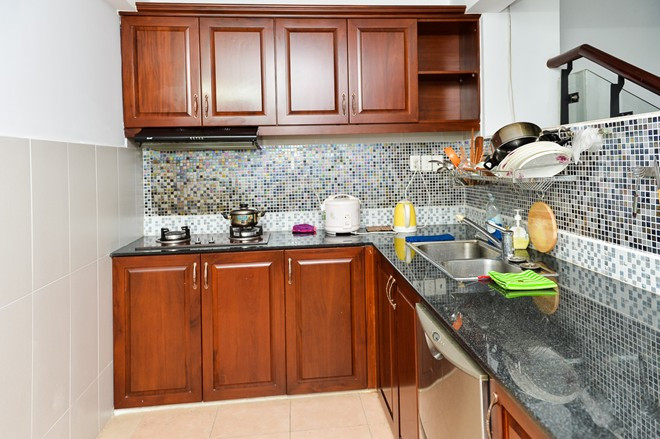 Phòng bếp của Họa Mi gọn gàng và ngăn nắp. Chị tiết lộ mình nấu ăn ngon và nấu được nhiều món thuần Việt như phở, hủ tiếu, canh chua, cá kho tộ. Ngôi nhà giản dị của ca sĩ Họa Mi