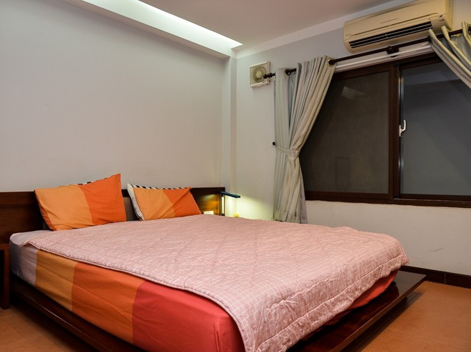 Danh ca chọn tông màu sáng cho phòng ngủ. Theo chị, gam màu nóng tạo cảm giác ấm cúng hơn khi ngủ một mình. Ngôi nhà giản dị của ca sĩ Họa Mi