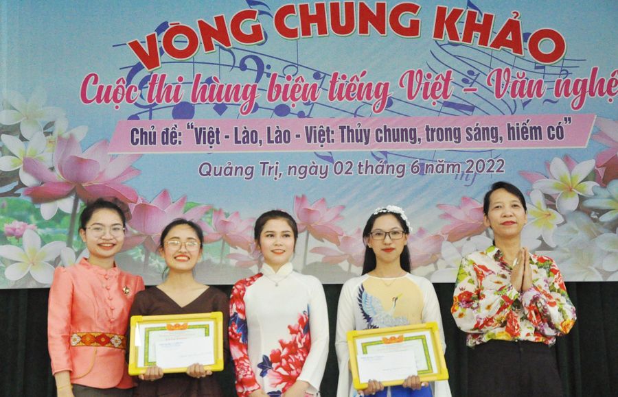 Bà Nguyễn Triều Thương - Giám đốc Sở Ngoại vụ tỉnh Quảng Trị trao giải Nhất cho đội thi đến từ lớp Dược sĩ K6A gồm 3 nữ sinh đứng ở phía tay trái.