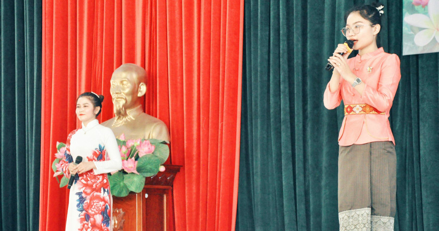 Yeepoun Sitthivong (áo dài trắng) và Themmy Khounoukeo tham gia tranh tài tại cuộc thi hùng biện tiếng Việt do Trường Cao đẳng Y tế Quảng Trị tổ chức.