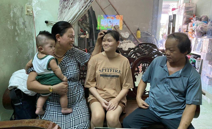 Giang và ba mẹ của mình sau khi biết điểm thi tốt nghiệp THPT năm 2022. Giang và ba mẹ của mình sau khi biết điểm thi tốt nghiệp THPT năm 2022.