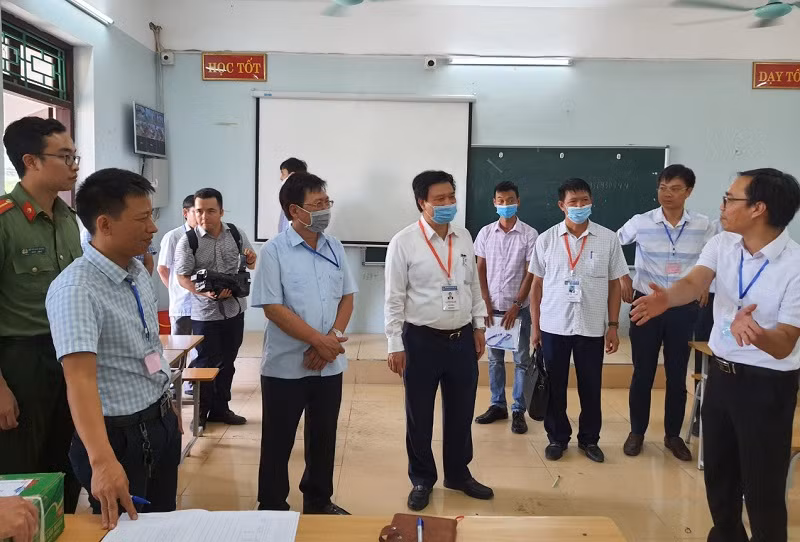 Thứ trưởng Bộ GD&amp;ĐT Nguyễn Hữu Độ (hàng đầu, thứ 3 từ trái sang) và đoàn công tác kiểm tra công tác chấm thi tại Hội đồng thi tốt nghiệp THPT 2020 tỉnh Nam Định. Ảnh: TG