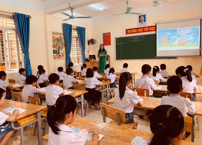 GV và HS lớp 1 Trường Tiểu học Gia Vân (Gia Viễn – Ninh Bình) trong tiết tiếng Việt. Ảnh: Đức Trí