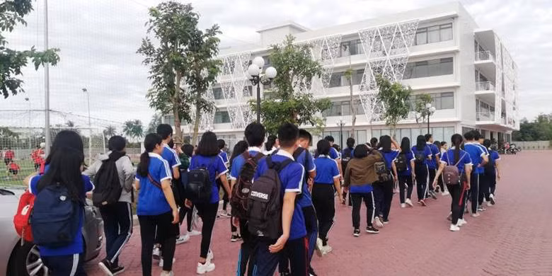 Học sinh Trường THPT Bùi Hữu Nghĩa trong một chuyến đi trải nghiệm thực tế.