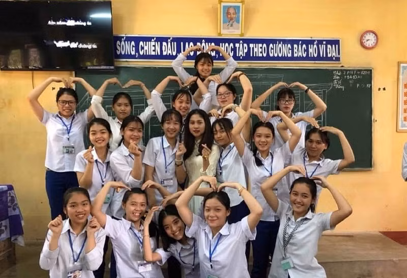 Cô Nàng Xô Vi (ở giữa) và học trò của mình. Ảnh: NVCC