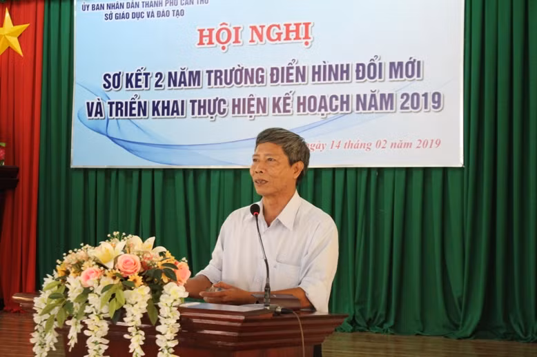 Đại diện các trường tham gia mô hình Trường điển hình đổi mới báo cáo tham luận tại hội nghị