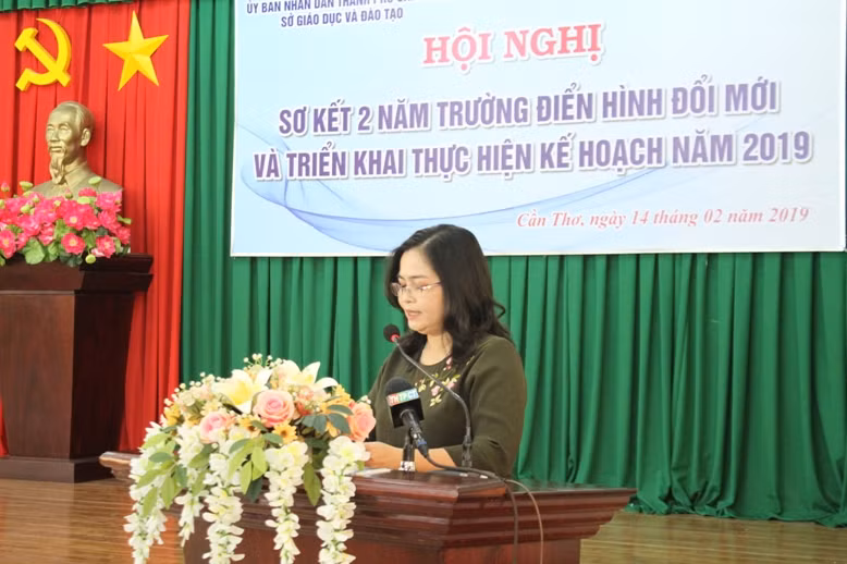 Bà Trần Hồng Thắm - Giám đốc Sở GD&ĐT TP Cần Thơ phát biểu tại hội nghị