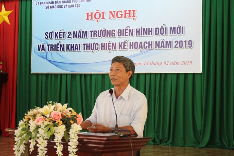 Đại diện các trường tham gia mô hình Trường điển hình đổi mới báo cáo tham luận tại hội nghị