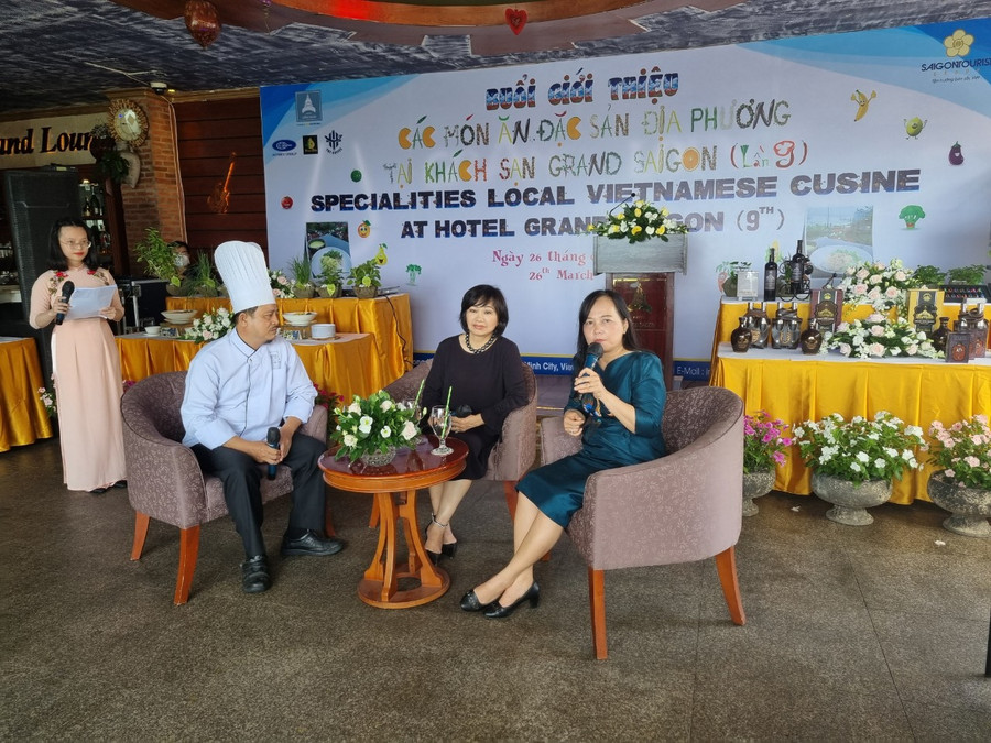 Talkshow chia sẻ cảm nghĩ về ẩm thực đặc sản địa phương trong lòng khách sạn 5 sao. Ảnh: Nam Sơn. Talkshow chia sẻ cảm nghĩ về ẩm thực đặc sản địa phương trong lòng khách sạn 5 sao. Ảnh: Nam Sơn.