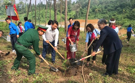 Các đại biểu cùng trồng cây tại đền thờ Bác Hồ Các đại biểu cùng trồng cây tại đền thờ Bác Hồ