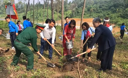 Các đại biểu cùng trồng cây tại đền thờ Bác Hồ