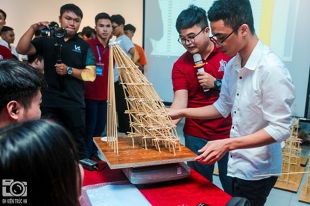 Các bạn sinh viên say sưa với công trình khoa học của mình. Các bạn sinh viên say sưa với công trình khoa học của mình.